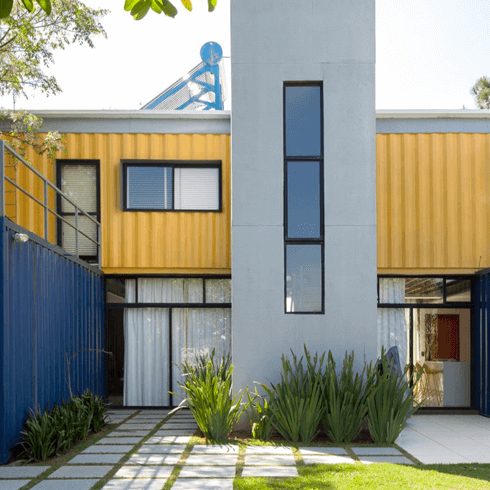 Uma das tendências em arquitetura e construção que mais ganha espaço atualmente é a casa de container.