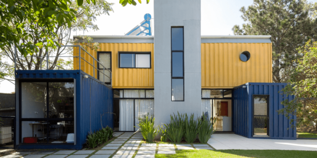 Uma das tendências em arquitetura e construção que mais ganha espaço atualmente é a casa de container.