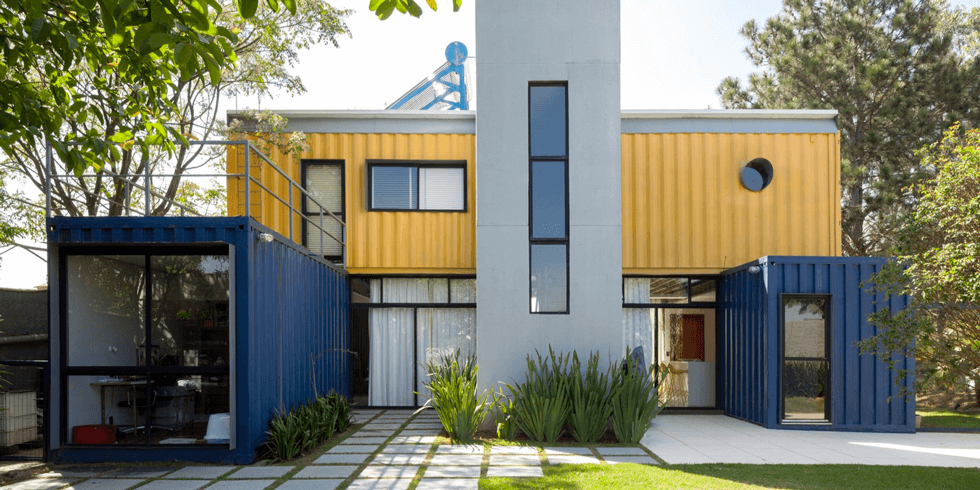 Uma das tendências em arquitetura e construção que mais ganha espaço atualmente é a casa de container.