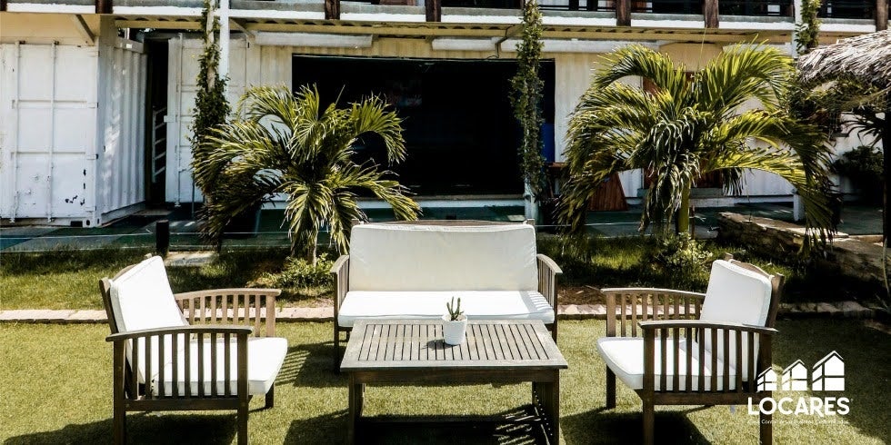 Locares Casa Container e Projetos Customizados | Venda Casa Container Casa Container na Praia: O Guia Completo para Construir seu Refúgio à Beira-Mar Imagine acordar com o som das ondas, abrir a porta e sentir a brisa do mar. Ter uma casa na praia é um sonho para muitos brasileiros. Agora, imagine que esse sonho pode ser realizado de forma mais rápida, econômica e sustentável. Essa é a promessa da casa container na praia, uma solução que combina o charme do litoral com a inteligência da construção modular. Mas construir na praia tem seus desafios, principalmente um inimigo implacável: a maresia. Será que uma estrutura de aço é adequada para o ambiente litorâneo? A resposta é um sonoro sim, desde que os cuidados corretos sejam tomados. Como especialistas em projetos de container para todo o Brasil, a Locares Casa Container, empresa de venda de containers personalizados, vai te mostrar as vantagens dessa escolha e como nosso processo construtivo garante uma casa de praia durável e linda. h2 - 5 Vantagens de Ter uma Casa Container na Praia Resistência e Durabilidade Superior: Pode parecer contraintuitivo, but containers marítimos foram feitos para o mar. Sua estrutura de Aço Corten foi projetada para suportar as condições mais severas de umidade e salinidade por décadas. Com o tratamento certo, eles são mais resistentes que muitas outras formas de construção. Rapidez na Construção: A temporada de praia é curta! Com uma casa container, você não perde um verão inteiro esperando a obra acabar. Em poucos meses, seu refúgio de praia está pronto para ser usado, enquanto uma obra de alvenaria poderia levar mais de um ano. Menor Impacto Ambiental no Local: Praias são ecossistemas sensíveis. A construção em container é muito mais limpa, com a maior parte do trabalho sendo feita em nosso pátio. Isso significa menos resíduos, poeira e transtorno no seu terreno, preservando a beleza natural do local. Custo-Benefício: A economia de tempo e de materiais de fundação (especialmente em terrenos arenosos) torna a casa container a venda uma opção com excelente custo-benefício para o litoral. Design Moderno e Integrado: A estética do container, combinada com grandes aberturas de vidro e decks de madeira, cria um visual que se integra perfeitamente à paisagem praiana, resultando em casas modernas e convidativas. h2 - O Desafio da Maresia e a Solução da Locares A maresia é uma névoa fina carregada de sais marinhos que é altamente corrosiva para a maioria dos metais. Então, como proteger uma casa de aço? O segredo está em um processo de tratamento de superfície rigoroso e em múltiplas camadas, que é um padrão em todos os projetos da Locares. h3 - O Tratamento Anti-Ferrugem em Detalhes: Preparação da Superfície: O primeiro passo é remover qualquer vestígio de ferrugem ou contaminação da superfície do container. Isso é feito através de um processo de lixamento ou jateamento abrasivo, que cria a base perfeita para a aderência das próximas camadas. Aplicação de Primer Epóxi Rico em Zinco: Após a limpeza, aplicamos um primer especial, rico em zinco. O zinco atua como um metal de sacrifício: ele se corrói no lugar do aço, protegendo a estrutura principal. É a mesma tecnologia usada em navios e plataformas de petróleo. Pintura Naval ou Poliuretano (PU): A camada final é uma tinta de alta performance, como a tinta naval ou PU, que cria uma barreira impermeável e resistente aos raios UV entre o aço e o ambiente. Essa tinta é extremamente durável e oferece o acabamento estético final. Este processo de tratamento anti-ferrugem garante que sua casa container a venda na praia resista à maresia por muitos e muitos anos, com uma manutenção muito simples, que envolve apenas a limpeza periódica e a reaplicação da camada de tinta a cada 5-7 anos, dependendo da exposição. h2 - Ideias de Projetos para sua Casa de Praia em Container Varandas e Decks de Madeira: Essenciais para a vida na praia, eles ampliam a área de convivência e são o lugar perfeito para uma rede ou uma área gourmet. Grandes Portas de Vidro: Para maximizar a vista para o mar e a ventilação natural. Ducha Externa: Um item indispensável para se lavar ao voltar da praia, evitando levar areia para dentro de casa. Cores Claras: Tanto por dentro quanto por fora, cores claras ajudam a refletir o calor e criam uma atmosfera leve e praiana. Teto Verde: Além de melhorar o isolamento térmico, um teto verde pode se tornar um incrível mirante para apreciar o pôr do sol. h2 - Perguntas Frequentes Sobre Casa Container na Praia